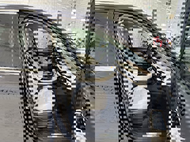 Vehicle image 31 of 33