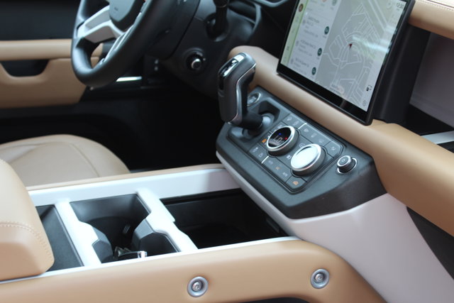 2025 Land Rover Defender X-Dynamic SE Image 18 of 31