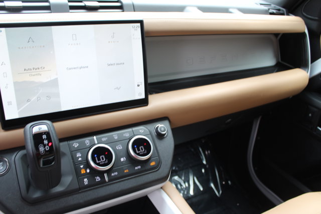 2025 Land Rover Defender X-Dynamic SE Image 24 of 31