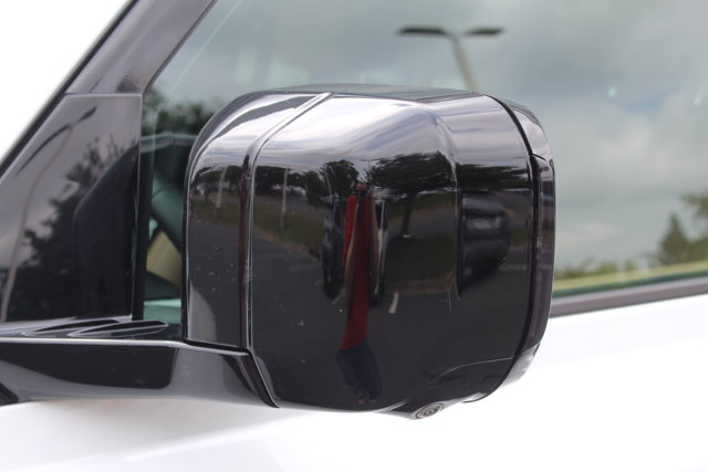 2025 Land Rover Defender X-Dynamic SE Image 23 of 31