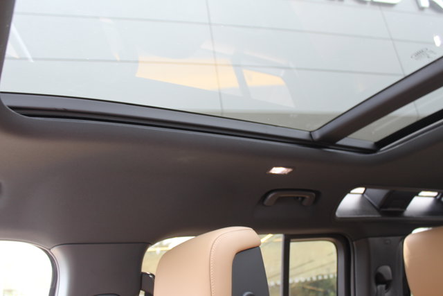 2025 Land Rover Defender X-Dynamic SE Image 12 of 31