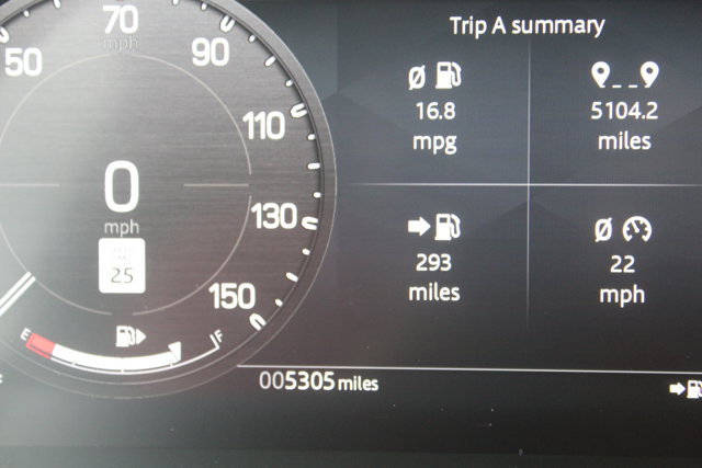 2025 Land Rover Defender X-Dynamic SE Image 15 of 31