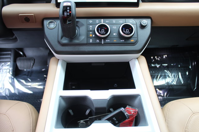 2025 Land Rover Defender X-Dynamic SE Image 19 of 31