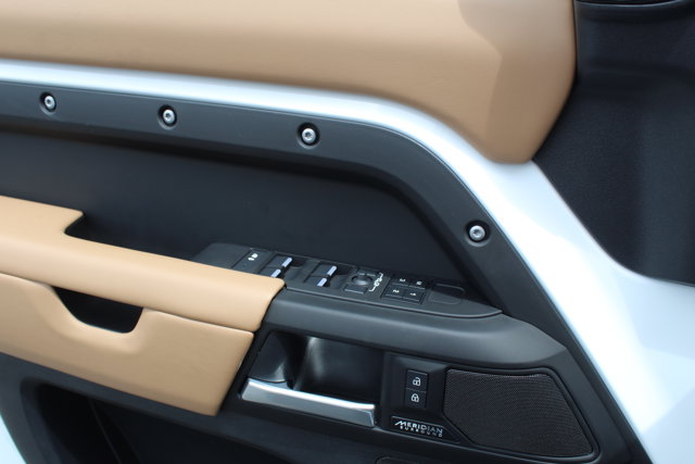2025 Land Rover Defender X-Dynamic SE Image 22 of 31