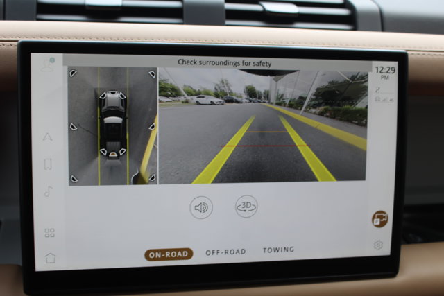 2025 Land Rover Defender X-Dynamic SE Image 16 of 31