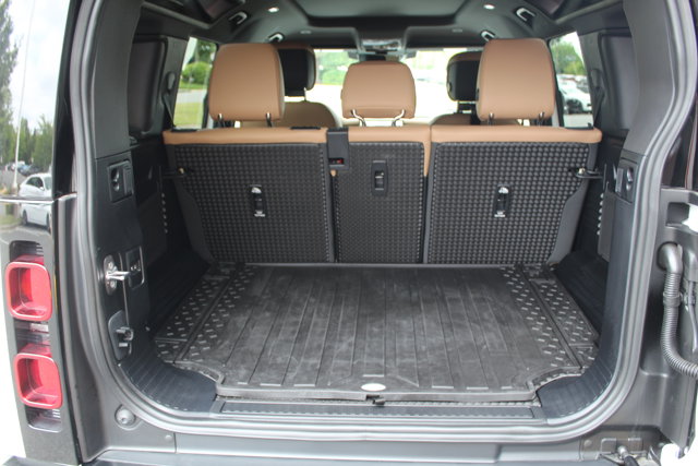 2025 Land Rover Defender X-Dynamic SE Image 9 of 31