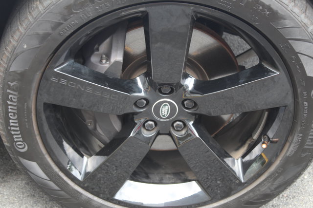 2025 Land Rover Defender X-Dynamic SE Image 8 of 31