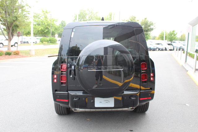 2025 Land Rover Defender X-Dynamic SE Image 23 of 28