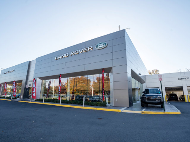 2025 Land Rover Defender X-Dynamic SE Image 27 of 28