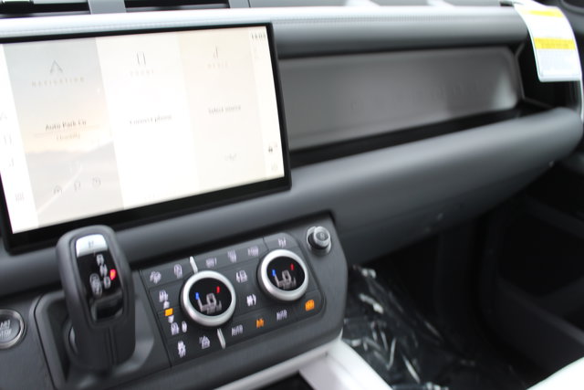 2025 Land Rover Defender X-Dynamic SE Image 21 of 28