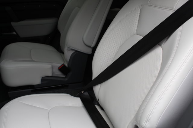 2025 Land Rover Defender X-Dynamic SE Image 22 of 28