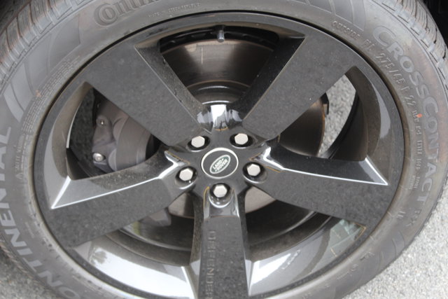 2025 Land Rover Defender X-Dynamic SE Image 8 of 28