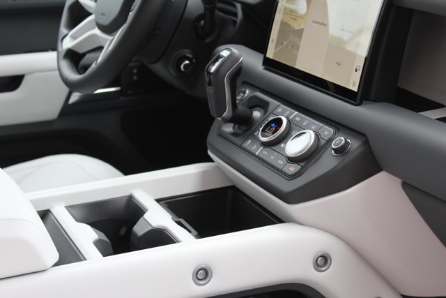 2025 Land Rover Defender X-Dynamic SE Image 13 of 28