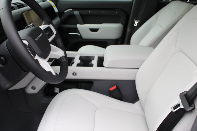 2025 Land Rover Defender X-Dynamic SE Image 24 of 28