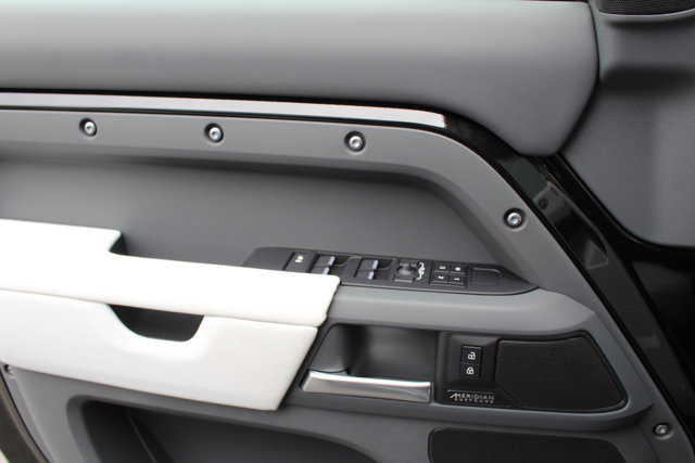 2025 Land Rover Defender X-Dynamic SE Image 16 of 28