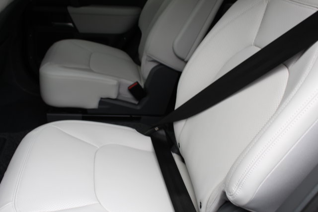 2025 Land Rover Defender X-Dynamic SE Image 26 of 28