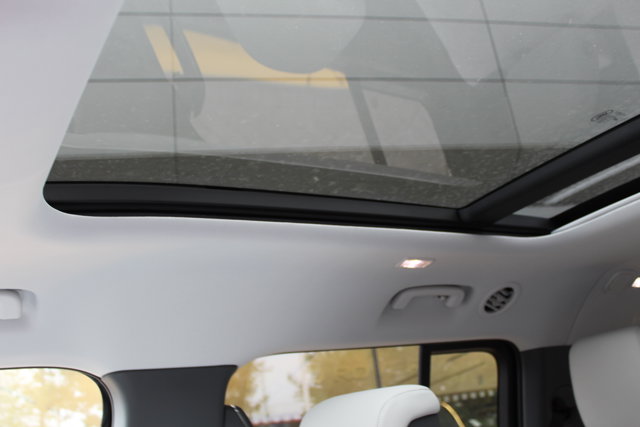 2025 Land Rover Defender X-Dynamic SE Image 19 of 28