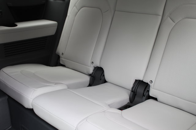 2025 Land Rover Defender X-Dynamic SE Image 9 of 28