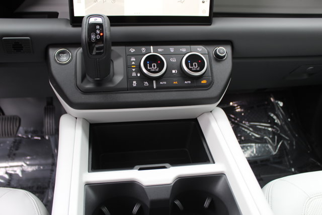 2025 Land Rover Defender X-Dynamic SE Image 15 of 28