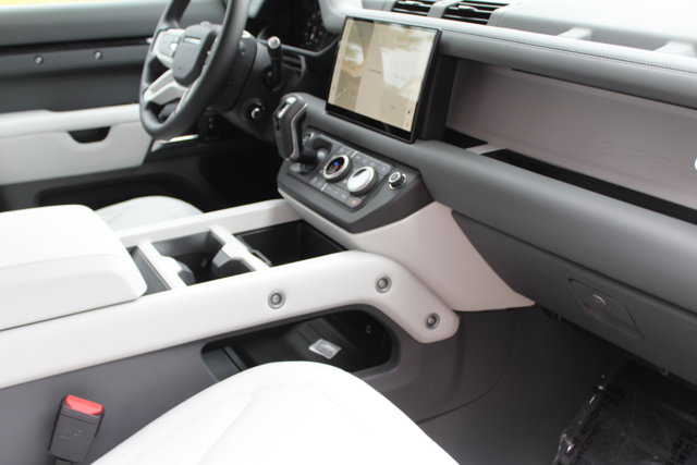 2025 Land Rover Defender X-Dynamic SE Image 25 of 28