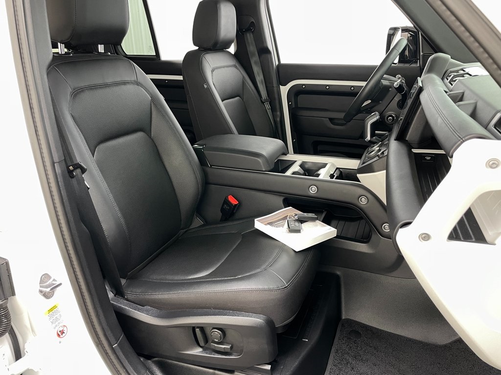 2025 Land Rover Defender S Image 18 of 51