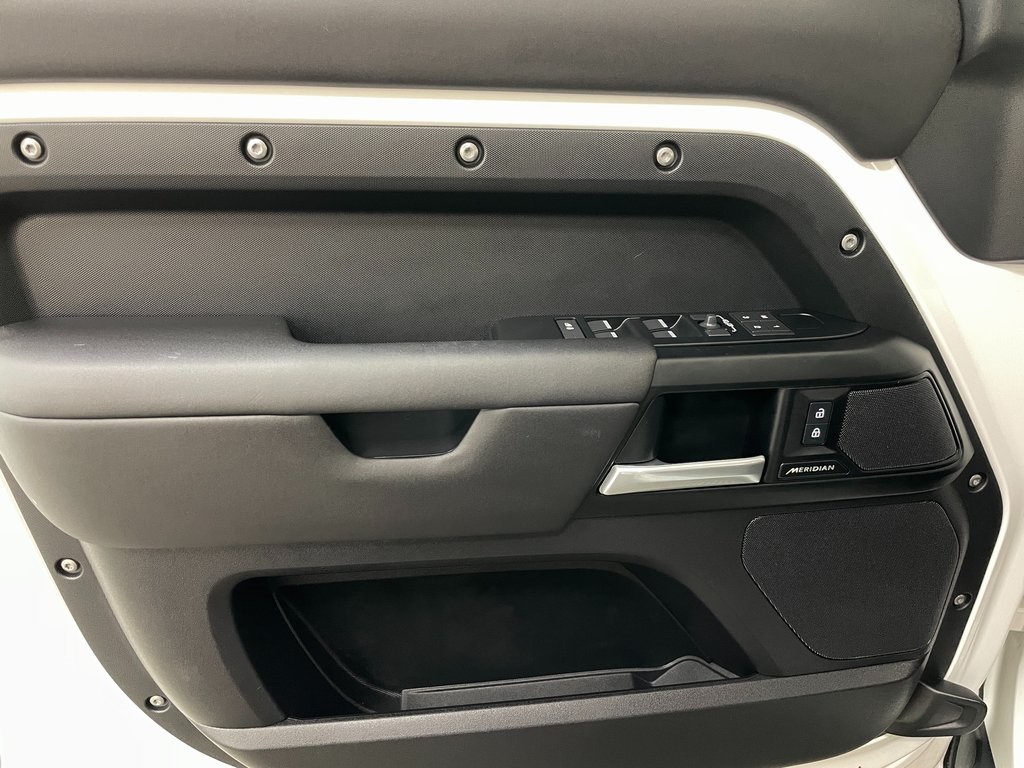 2025 Land Rover Defender S Image 33 of 51