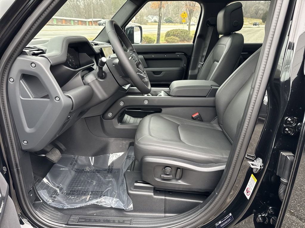 2025 Land Rover Defender X-Dynamic SE Image 22 of 26