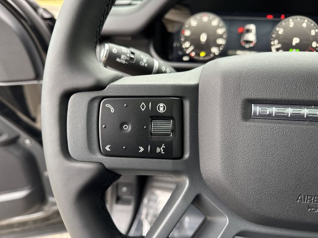 2025 Land Rover Defender X-Dynamic SE Image 23 of 26