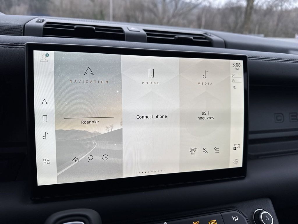 2025 Land Rover Defender X-Dynamic SE Image 17 of 26