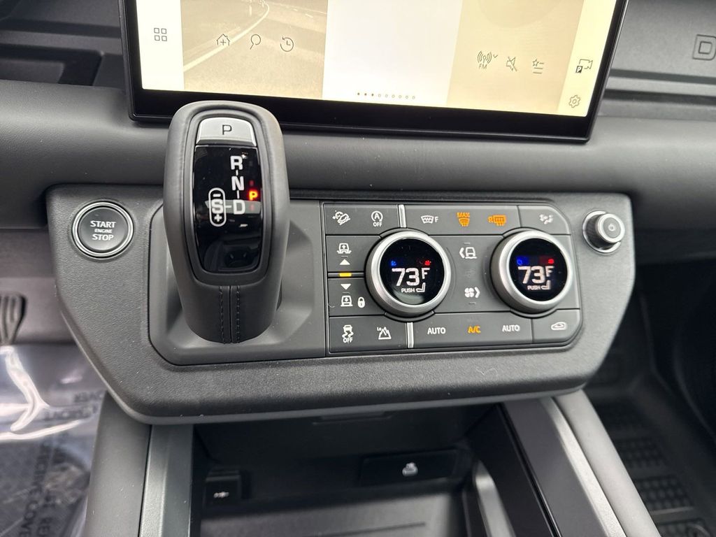2025 Land Rover Defender X-Dynamic SE Image 24 of 26
