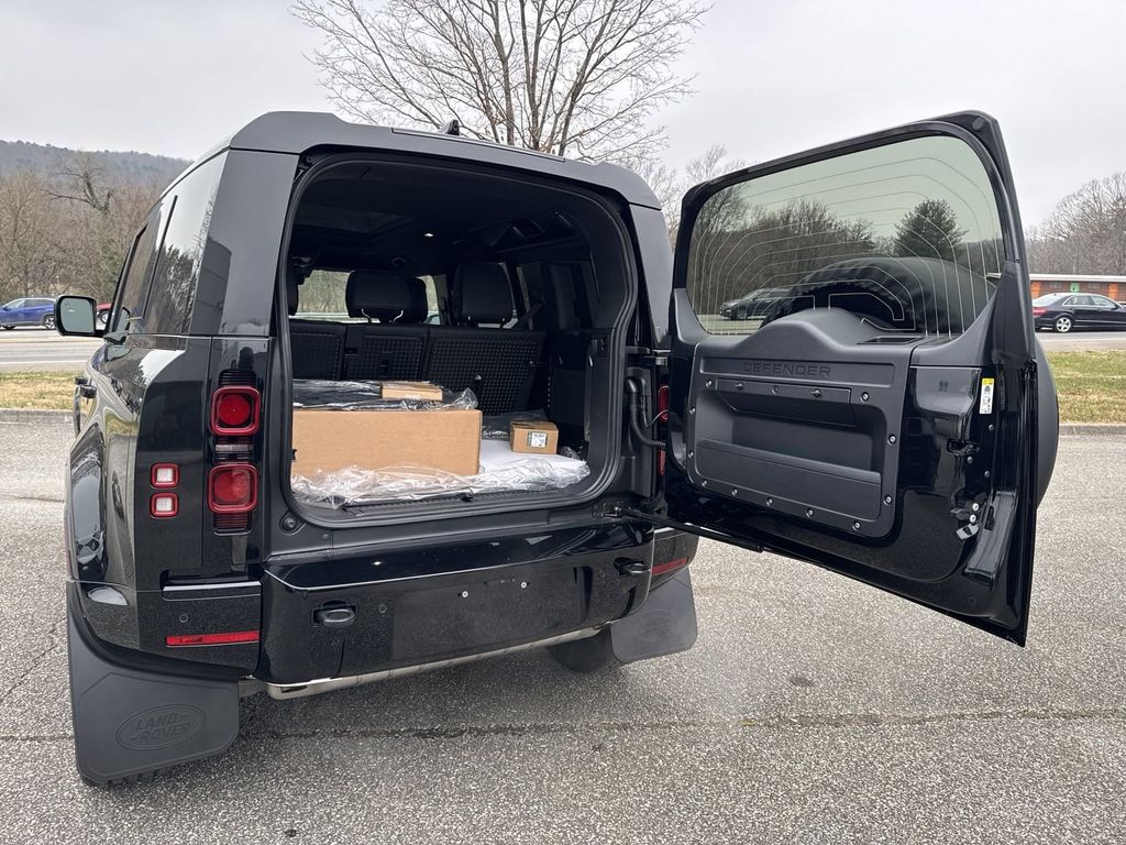 2025 Land Rover Defender X-Dynamic SE Image 26 of 26