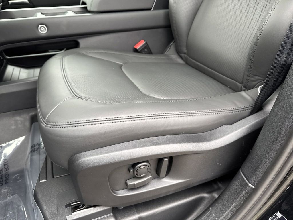 2025 Land Rover Defender X-Dynamic SE Image 13 of 26