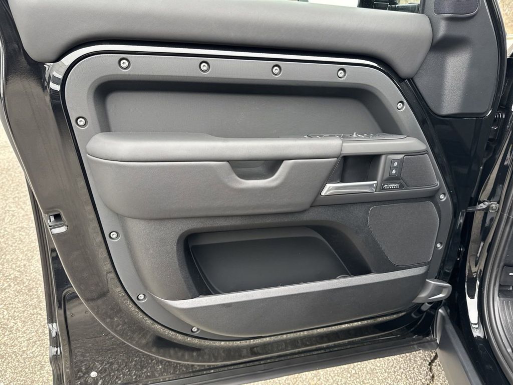 2025 Land Rover Defender X-Dynamic SE Image 20 of 26