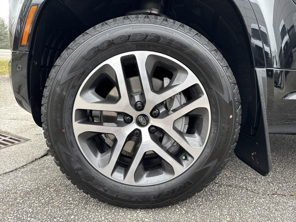 2025 Land Rover Defender X-Dynamic SE Image 9 of 26