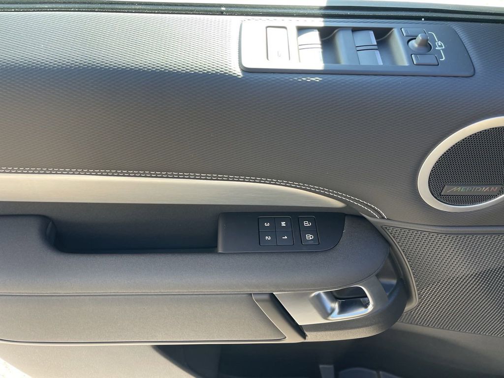2025 Land Rover Discovery Dynamic SE Image 21 of 26