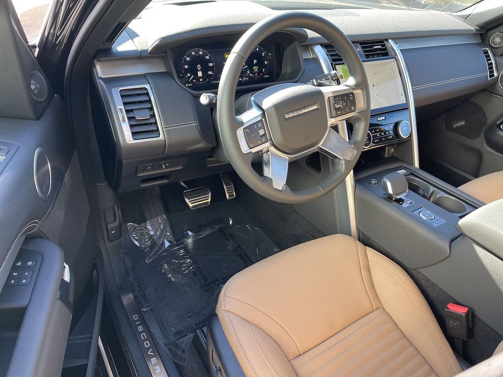 2025 Land Rover Discovery Dynamic SE Image 13 of 26