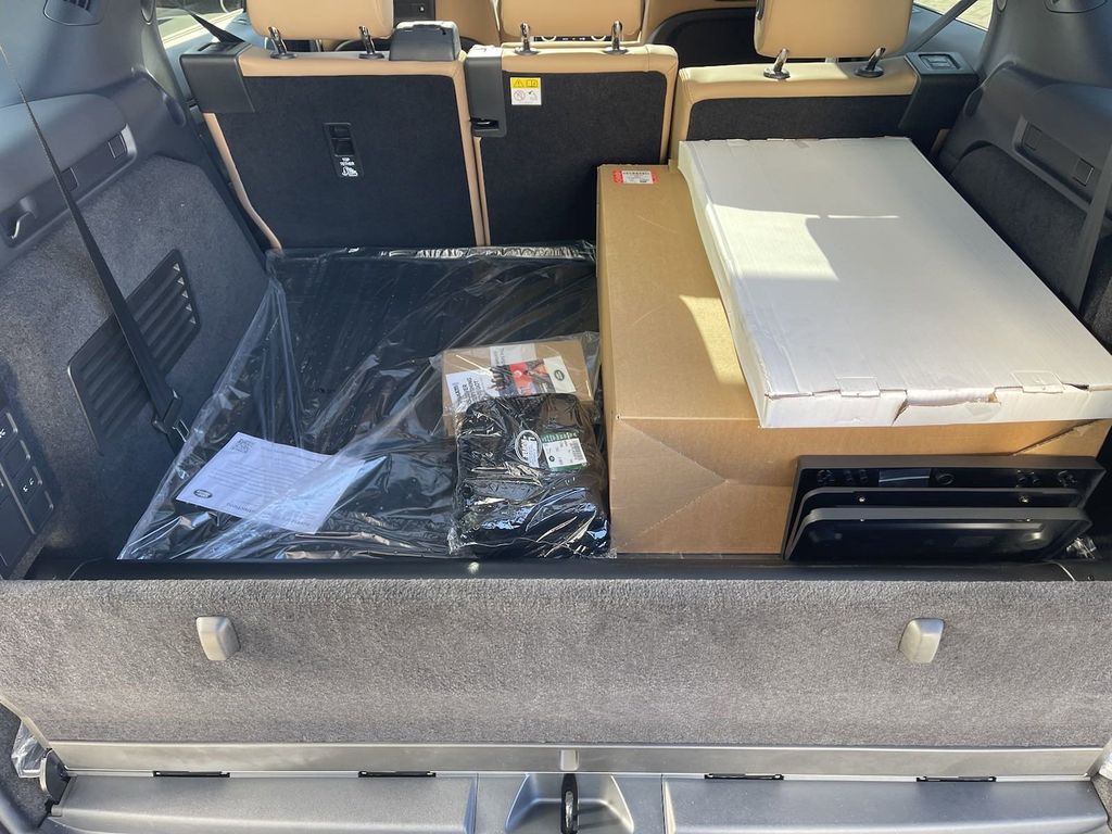 2025 Land Rover Discovery Dynamic SE Image 8 of 26