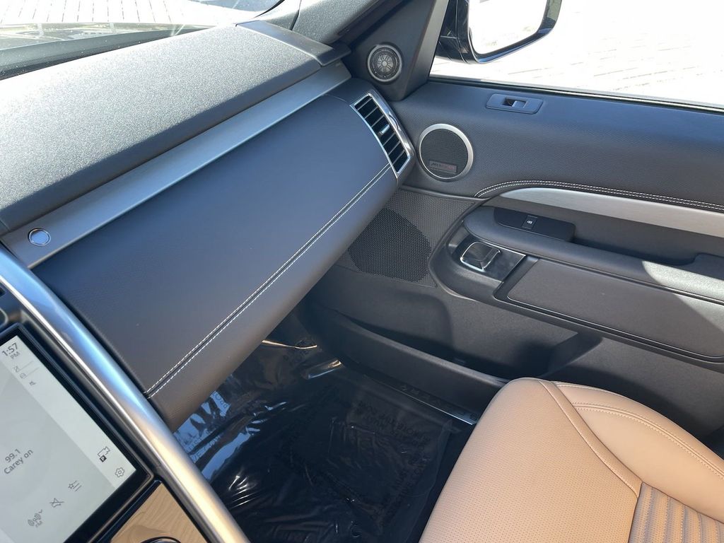 2025 Land Rover Discovery Dynamic SE Image 12 of 26