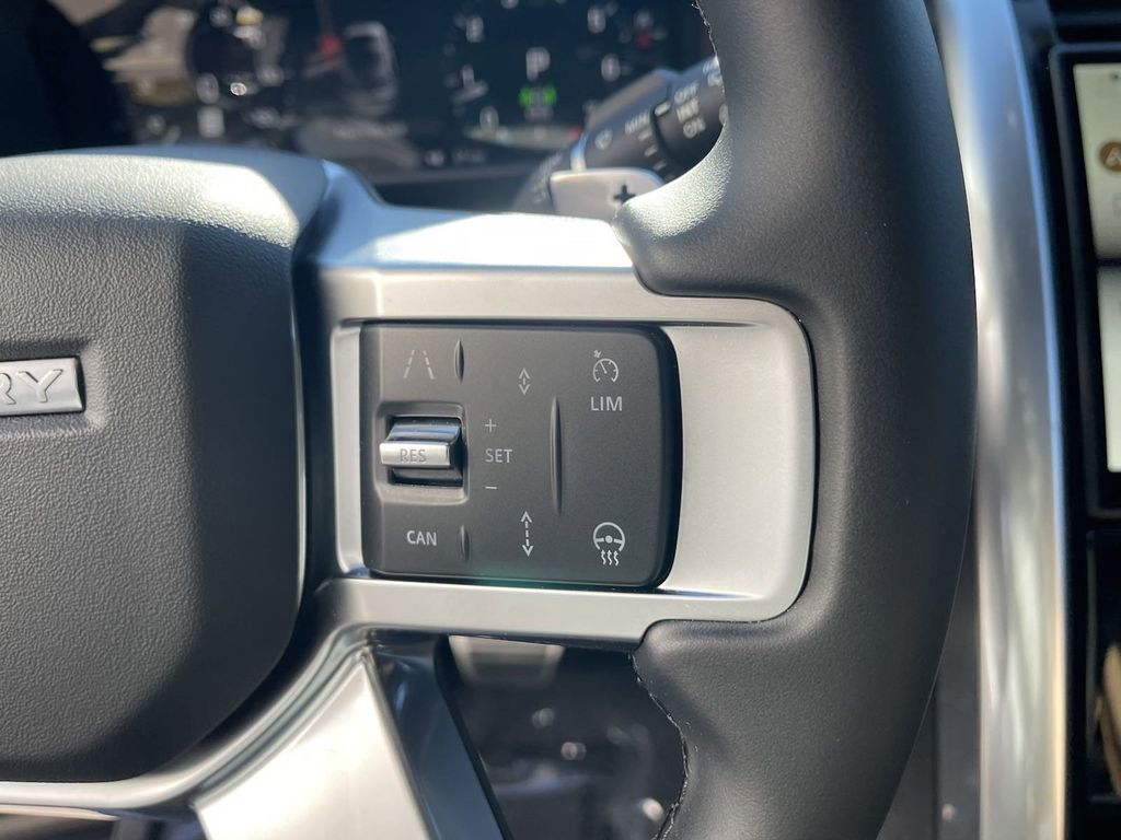 2025 Land Rover Discovery Dynamic SE Image 25 of 26