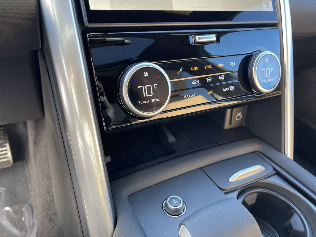 2025 Land Rover Discovery Dynamic SE Image 20 of 26