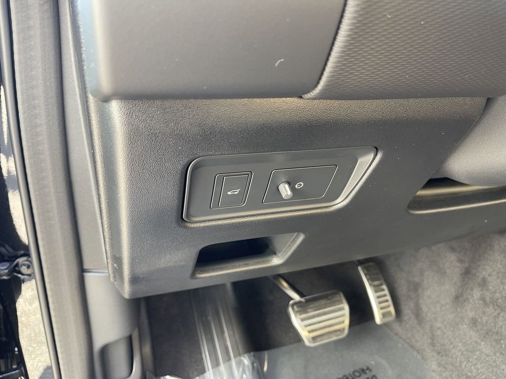 2025 Land Rover Discovery Dynamic SE Image 22 of 26