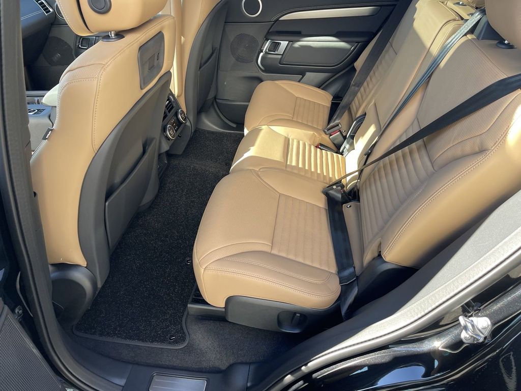 2025 Land Rover Discovery Dynamic SE Image 11 of 26