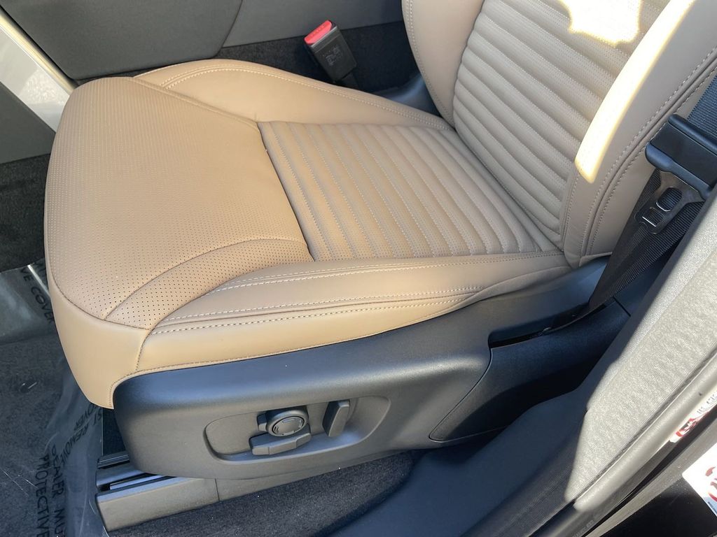 2025 Land Rover Discovery Dynamic SE Image 9 of 26