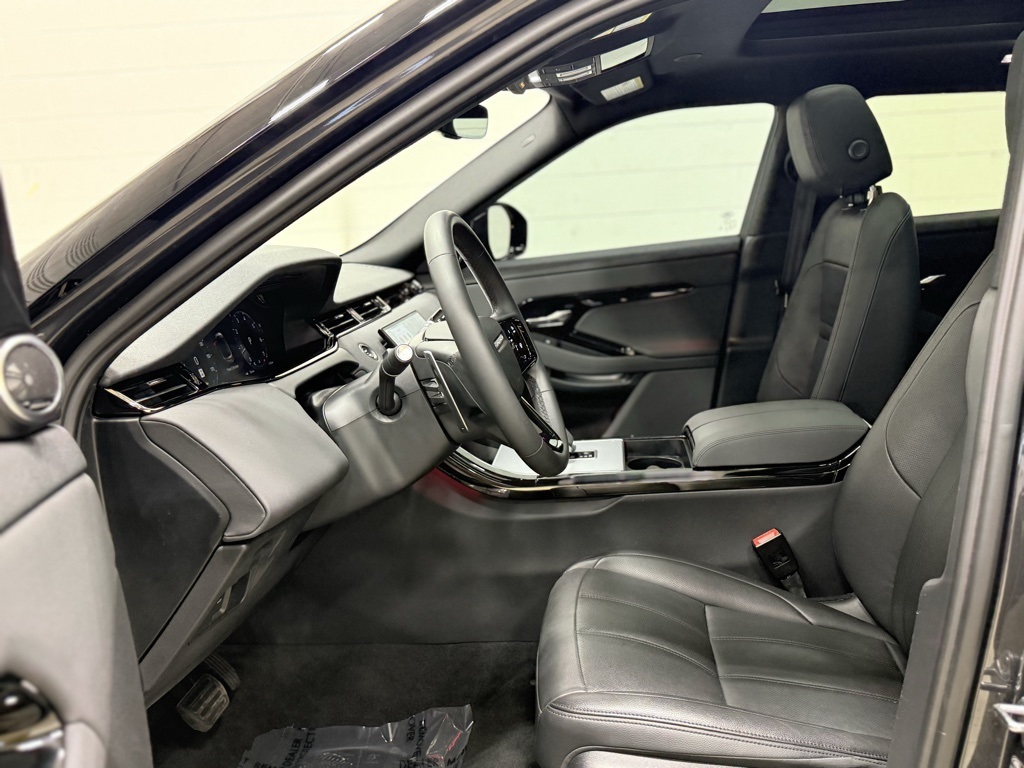 2025 Land Rover Range Rover Evoque Dynamic SE Image 37 of 41