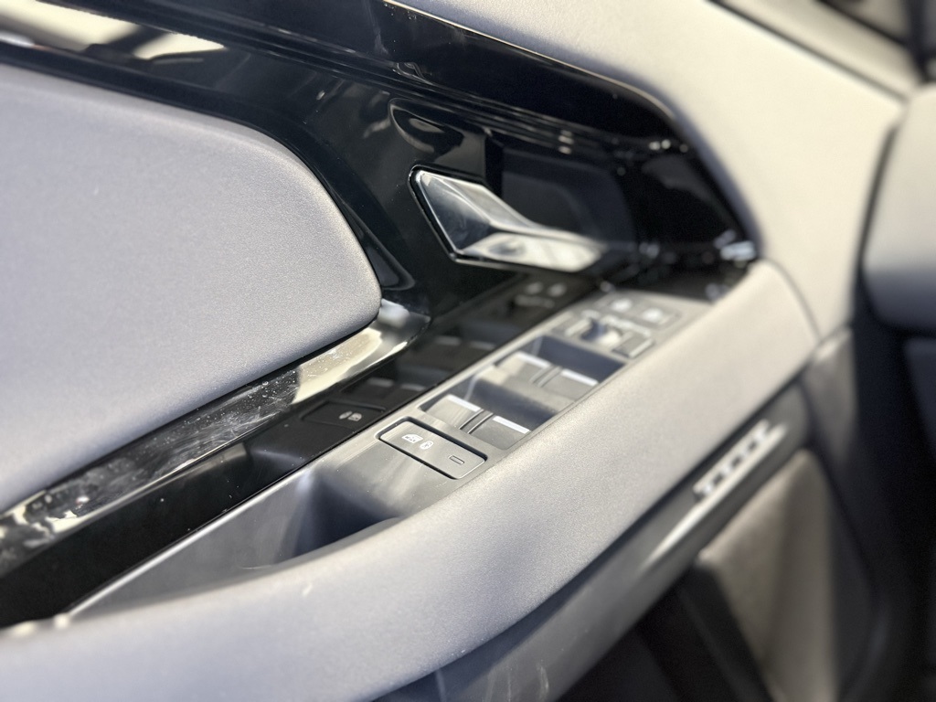 2025 Land Rover Range Rover Evoque Dynamic SE Image 38 of 41
