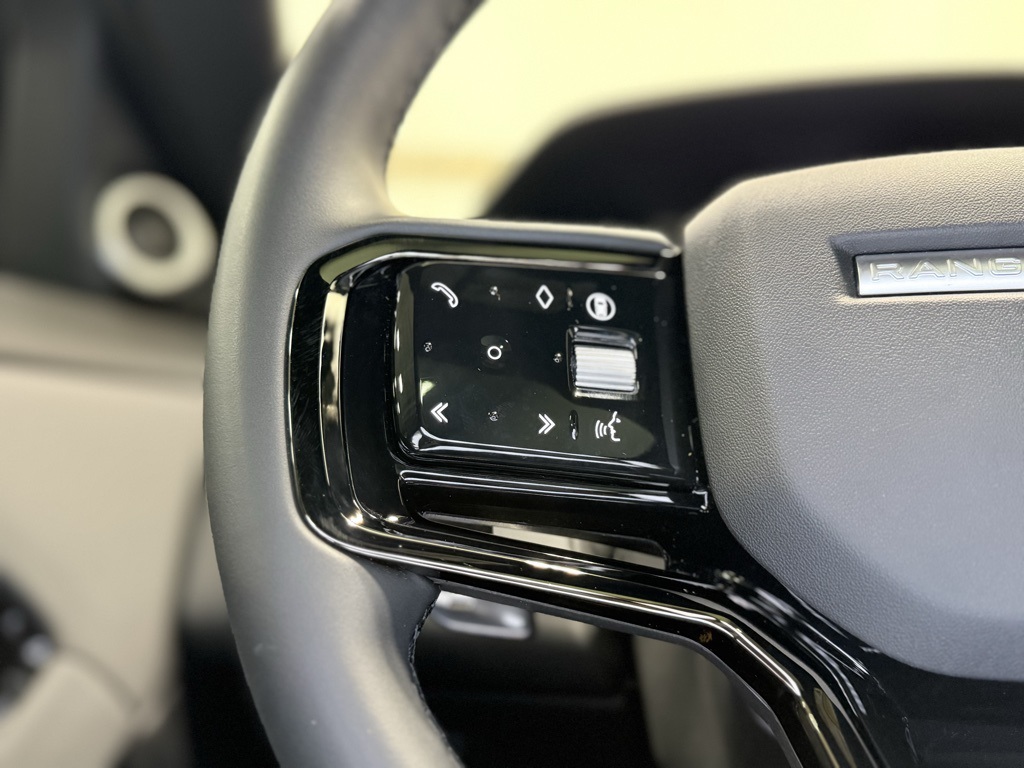 2025 Land Rover Range Rover Evoque Dynamic SE Image 36 of 41