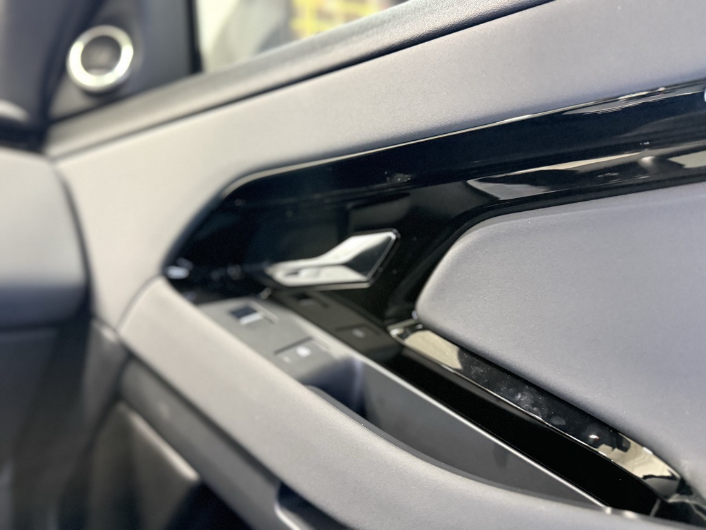 2025 Land Rover Range Rover Evoque Dynamic SE Image 40 of 41