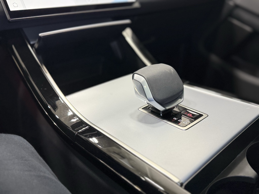 2025 Land Rover Range Rover Evoque Dynamic SE Image 33 of 41