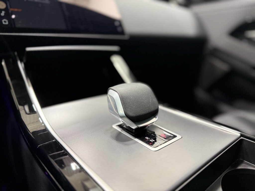 2025 Land Rover Range Rover Evoque Core S Image 29 of 36