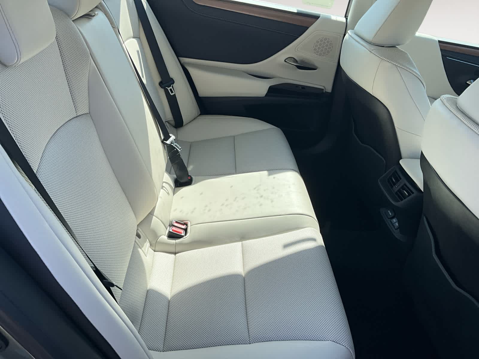 Vehicle image 14 of 16